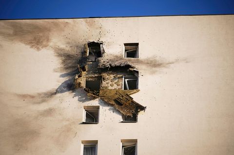 Wohnhaus bei Moskau, in das ein abgeschossene ukrainische Drohne gestürzt ist