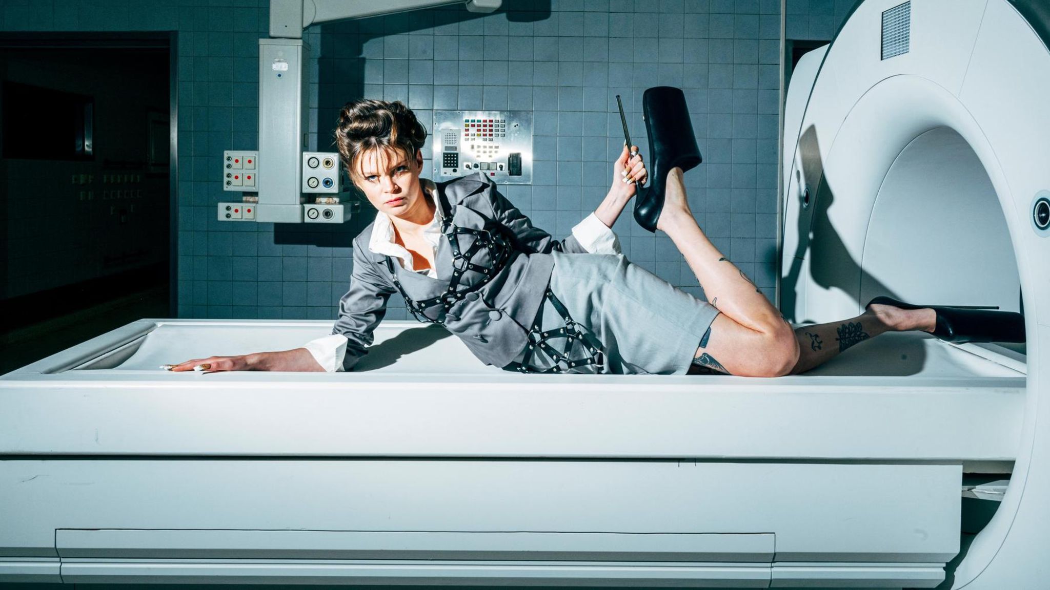 Ikkimel liegt vor einer Röhre in einem verlassenen Krankenhaus