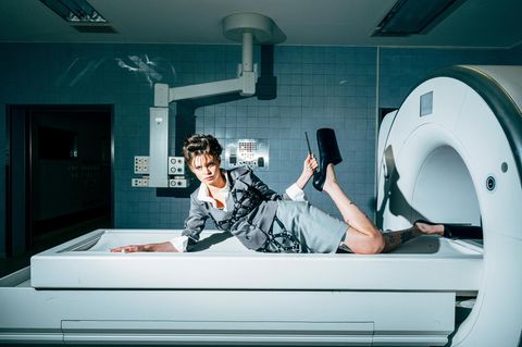 Ikkimel liegt vor einer Röhre in einem verlassenen Krankenhaus