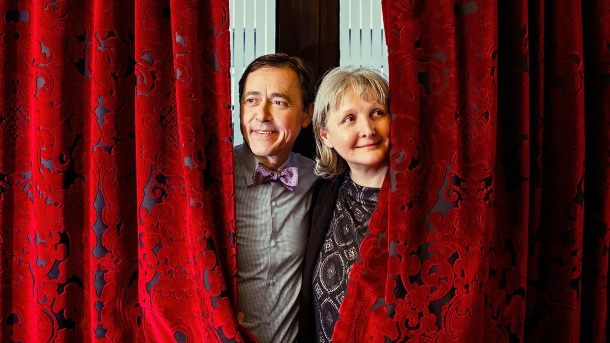 Vincent und Liliane Moissonnier hinter einem roten Vorhang im restaurant