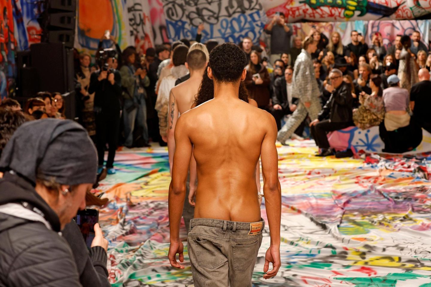 Model in tiefsitzender Jeans bei der Diesel-Show in Mailand Model in tiefsitzender Jeans bei der Diesel-Show in Mailand