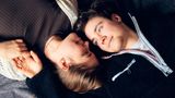 Lennart mit seiner Freundin in seinem WG-Zimmer in Hannover