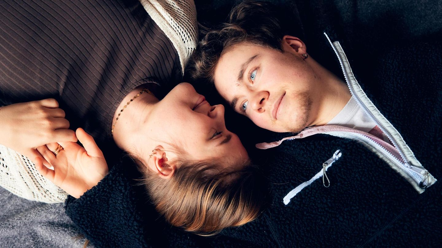 Lennart mit seiner Freundin in seinem WG-Zimmer in Hannover