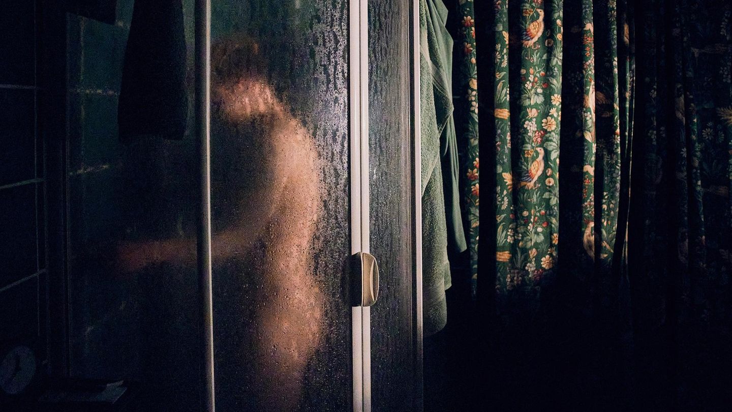 Transmann Lennart steht unter der Dusche, er duscht im Dunkeln