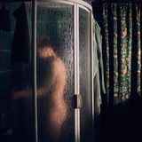 Transmann Lennart steht unter der Dusche, er duscht im Dunkeln