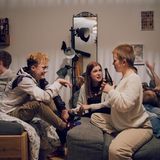 Transmann Lennart sitzt umgeben von Kommilitonen bei einer Geburtstagsparty