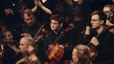 Lennart bei einem Konzert mit dem Orchester, wo er Cello spielt