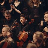 Lennart bei einem Konzert mit dem Orchester, wo er Cello spielt