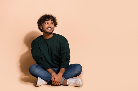 Ein Mann trägt einen Nike Pullover.