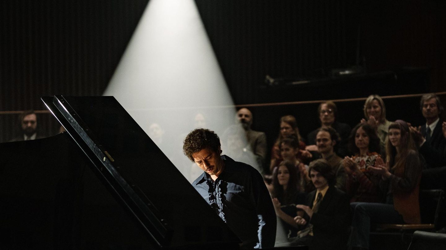 Eigensinniger Pianomann: John Magaro als Keith Jarrett.