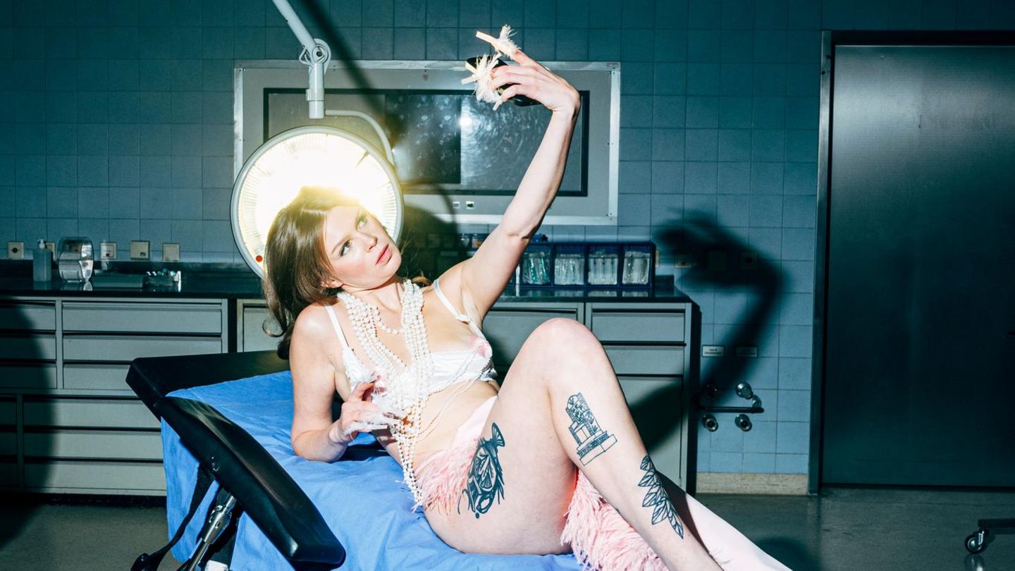 Ikkimel arbeitete vor ihrer Musikkarriere im Gehirn- und Sprachlabor der Freien Universität Berlin