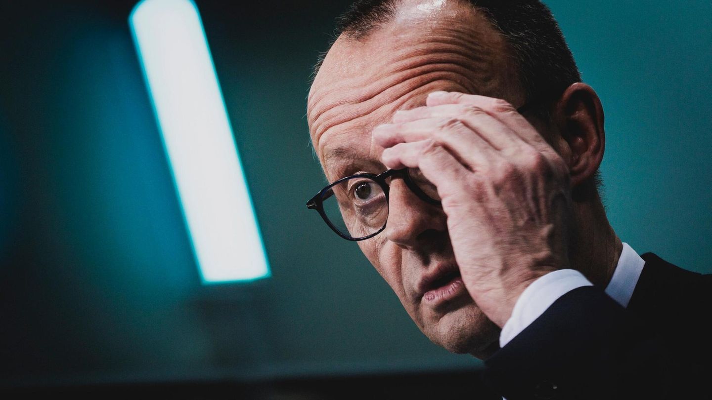 Friedrich Merz fasst sich an den Kopf Friedrich Merz fasst sich an den Kopf