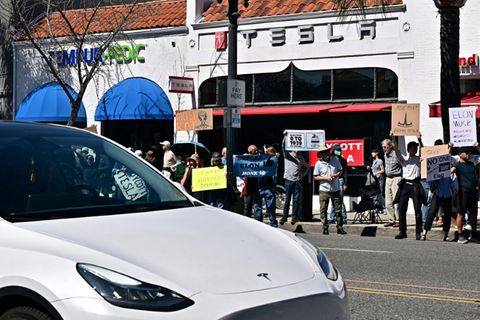 Protest vor Tesla-Filiale in Kalifornien