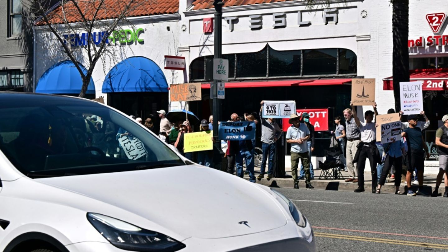 Protest vor Tesla-Filiale in Kalifornien