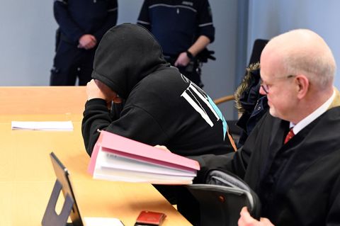 Der Angeklagte mit seinem Verteidiger zu Beginn des Prozesses in Siegen im Januar 2025