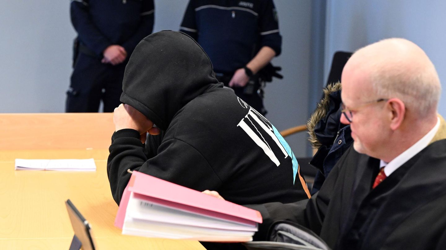 Der Angeklagte mit seinem Verteidiger zu Beginn des Prozesses in Siegen im Januar 2025