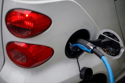 Ein E-Auto in Berlin wird geladen