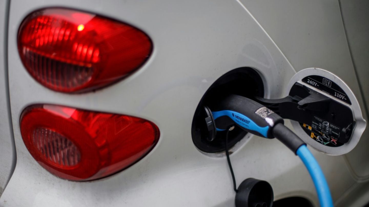 Ein E-Auto in Berlin wird geladen