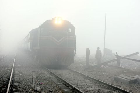 Ein Zug fährt inmitten von Nebel in Lahore, Pakistan