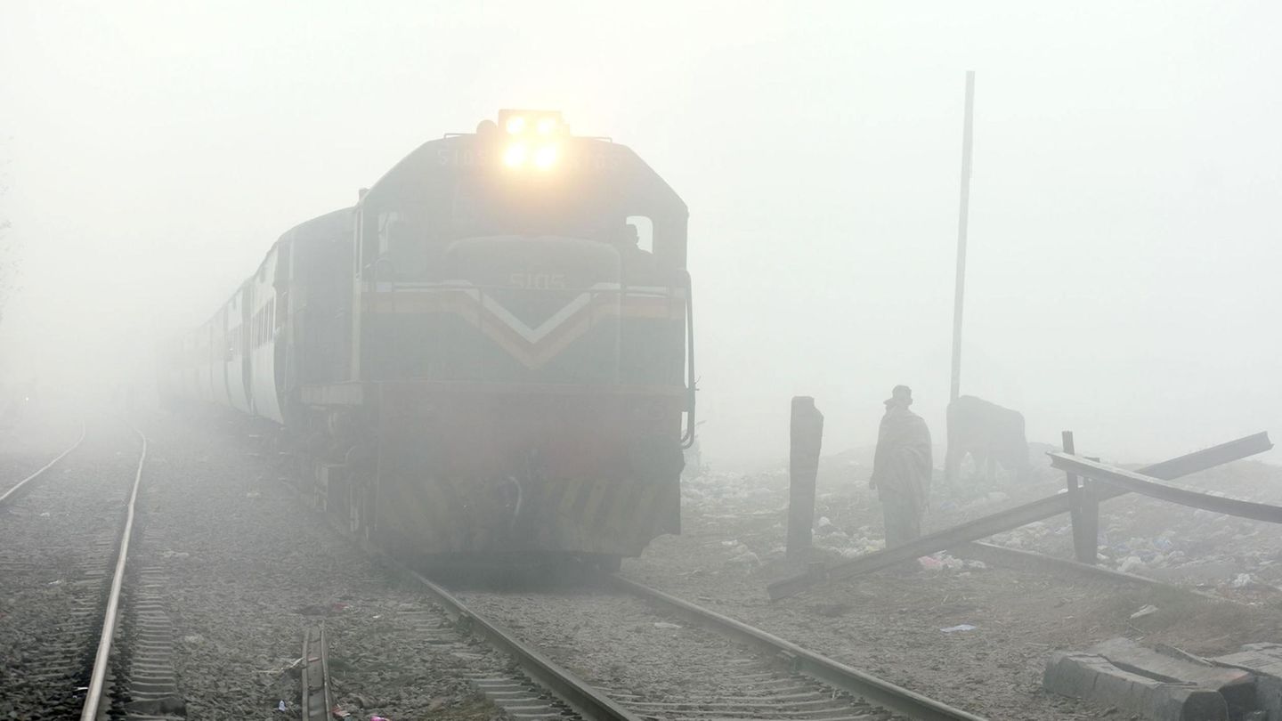 Ein Zug fährt inmitten von Nebel in Lahore, Pakistan