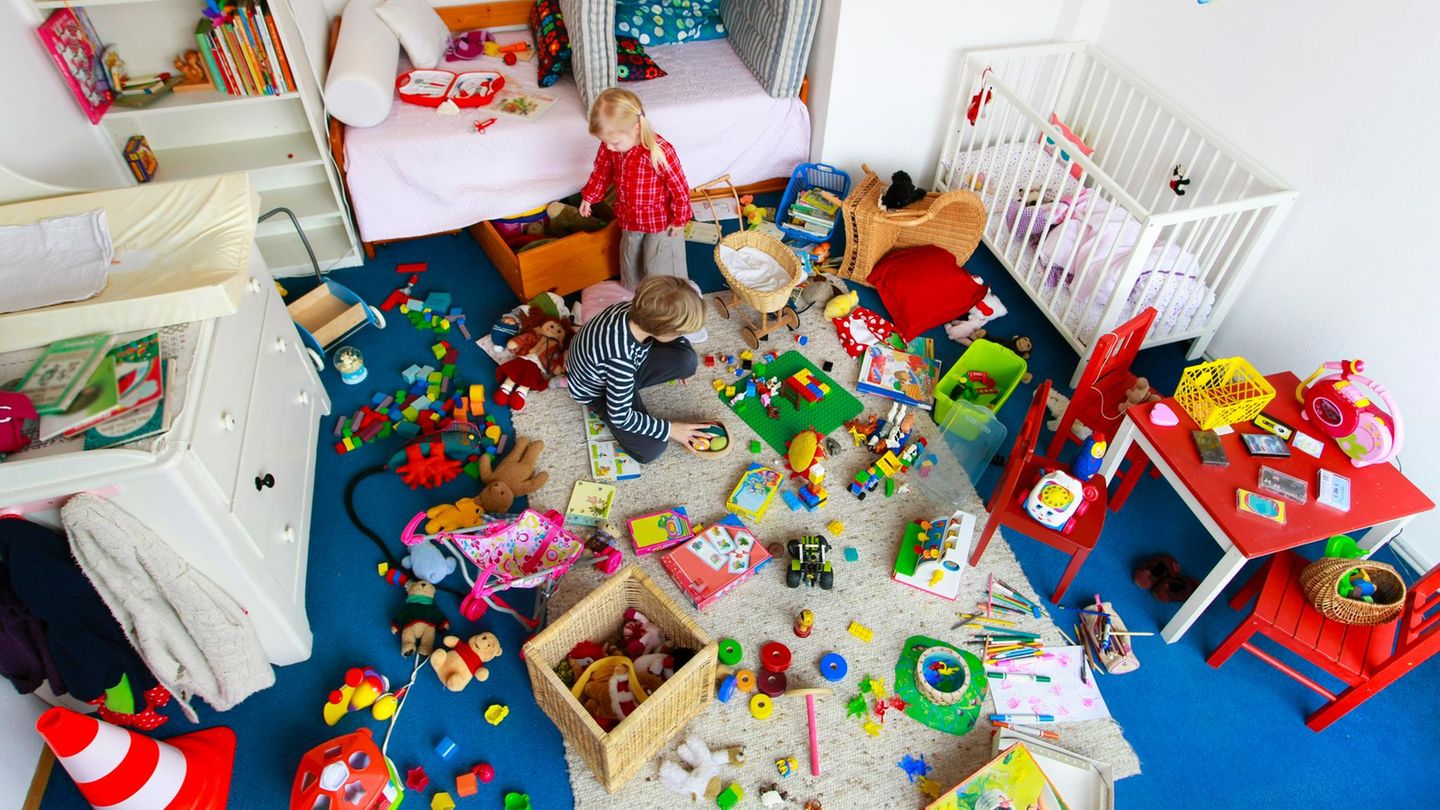 Kinder spielen auf dem Boden mit Spielsachen