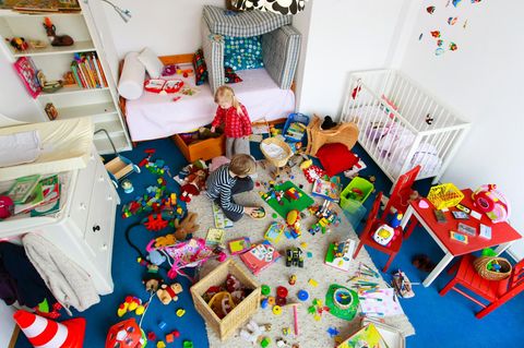 Kinder spielen auf dem Boden mit Spielsachen