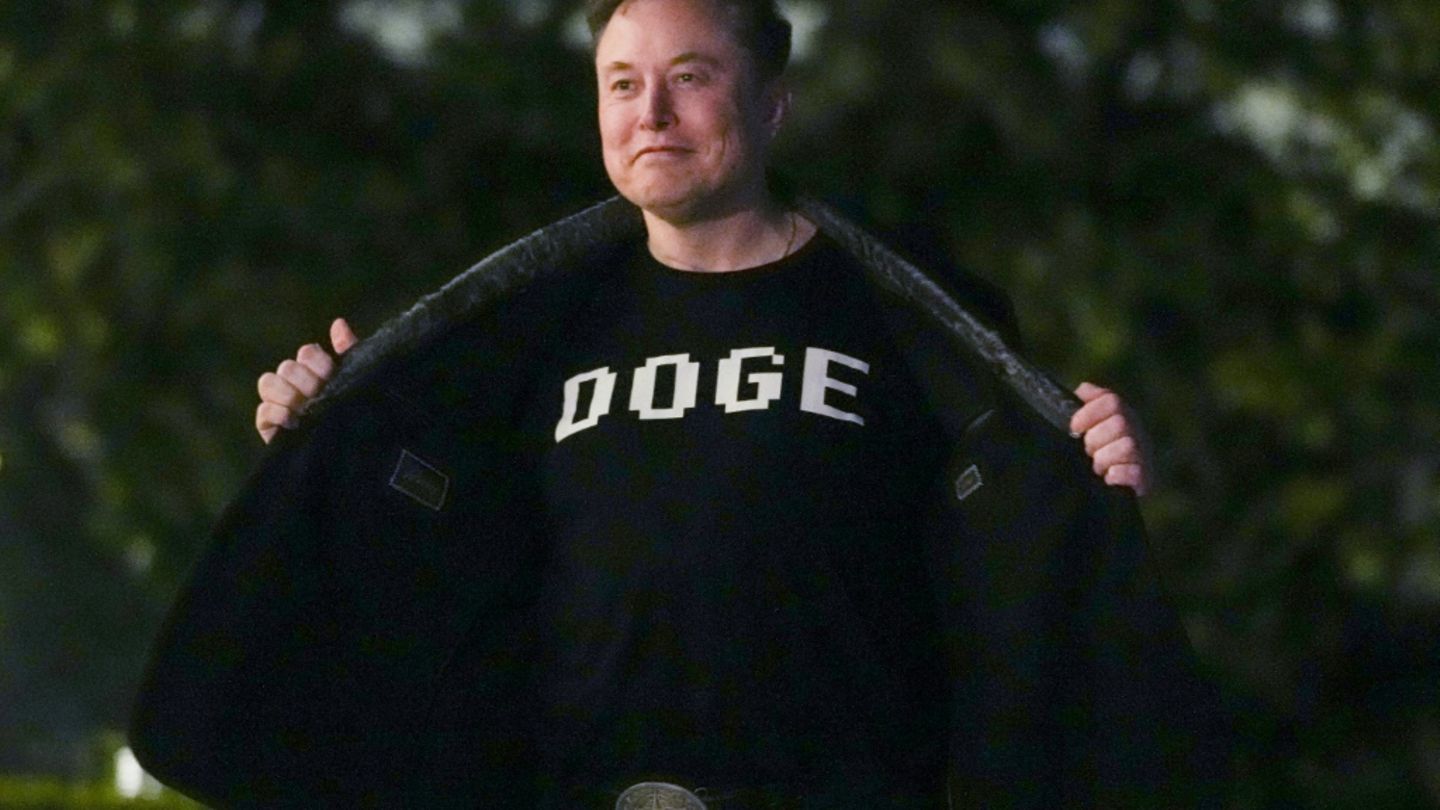 Elon Musk mit einem T-Shirt mit der Aufschrift "Doge"
