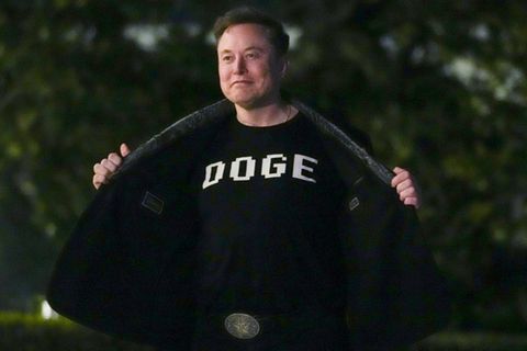 Elon Musk mit einem T-Shirt mit der Aufschrift "Doge"