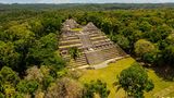 Ein Blick von oben auf die Caracol  Pyramide