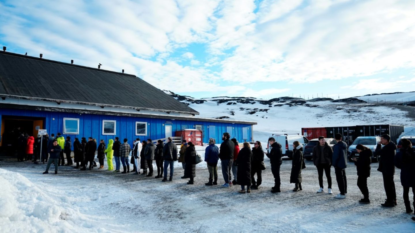 Schlange vor Wahllokal in Nuuk
