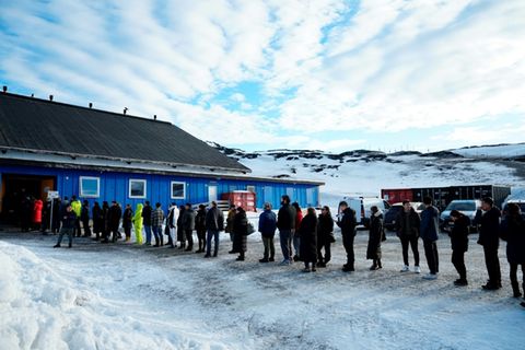 Schlange vor Wahllokal in Nuuk