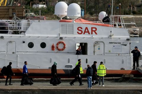 Migranten gehen in Albanien von Bord eines italienischen Schiffes