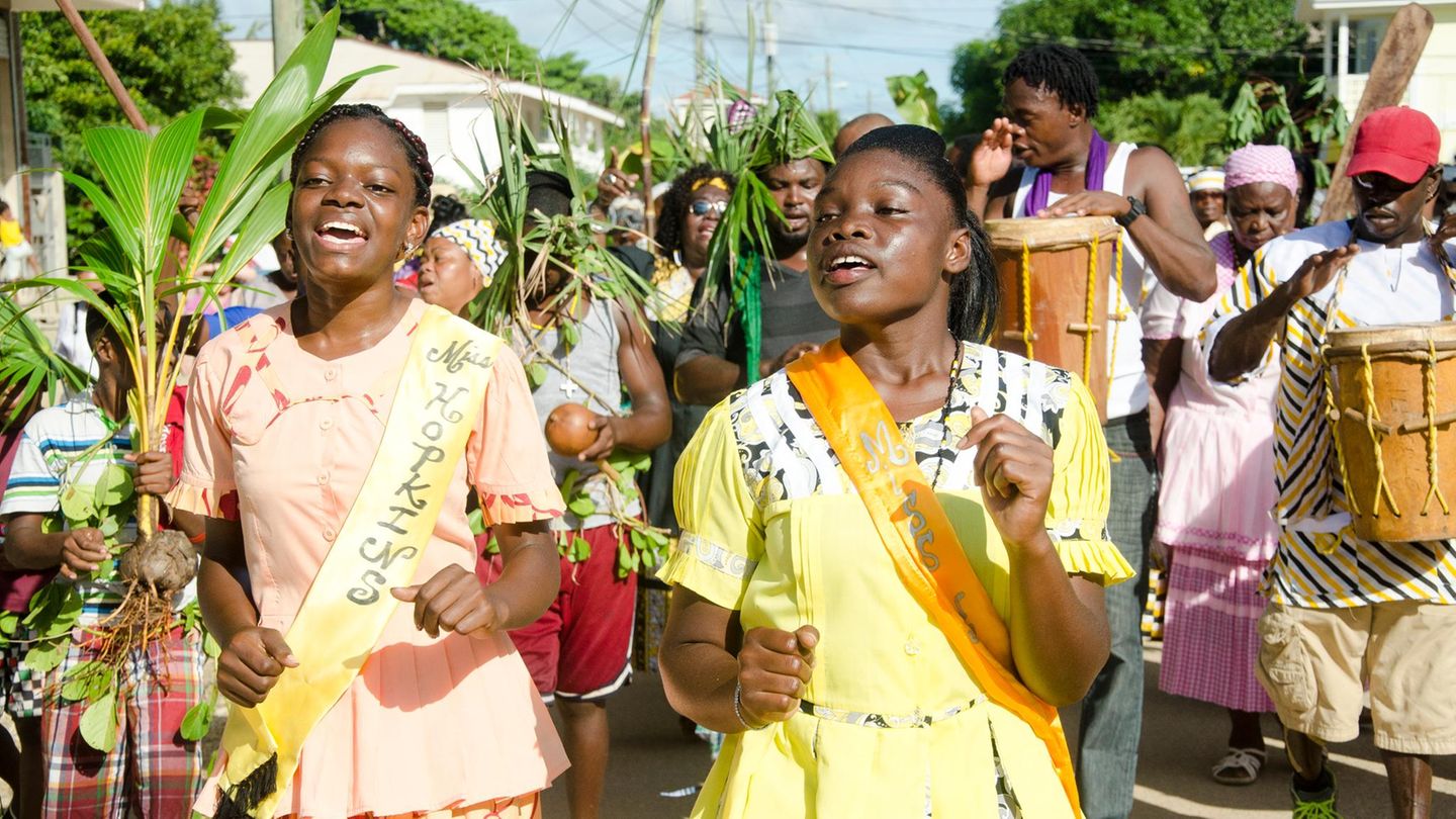 Eine Gruppe von Musikern und Tänzern der Garifuna in Belize Eine Gruppe von Musikern und Tänzern der Garifuna in Belize