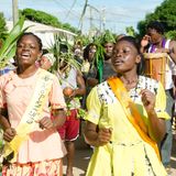 Eine Gruppe von Musikern und Tänzern der Garifuna in Belize
