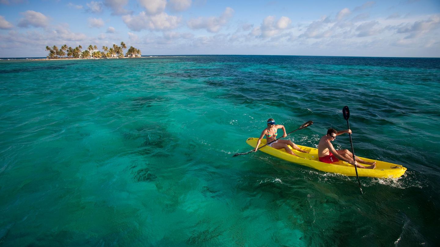 Traumziel Belize: Offenes Meer und Dschungelflüsse: Belize per Kanu und Kajak Belize ist ein Paradies für Kajak- und Kanu-Fahrten. Auf dem abgelegenen Glover’s Reef Atoll werden mehrtägige Kajak-Touren angeboten. Man paddelt von einer kleinen Insel zur nächsten, schnorchelt an unberührten Riffen und zeltet am Strand unter den Sternen. Das Turneffe Atoll eignet sich mit seinem ruhigen Wasser perfekt für Kajak-Anfänger, die zwischen Mangroven, Riffpassagen und einsamen Stränden paddeln möchten. Auf dem Mopan River hingegen führen entspannte Kajak-Touren durch das Herz des Dschungels, vorbei an alten Maya-Stätten wie Xunantunich, an Hängebrücken, kleinen Wasserfällen und dösenden Leguanen auf den Felsen. Der Macal River ist der Fluss für Natur- und Vogelbeobachtung. Die Route führt durch den üppigen Regenwald von San Ignacio, entlang an riesigen Ceiba-Bäumen und durch mystische Nebelschwaden. In der Barton Creek Cave geht es per Kanu tief in eine mystische Maya-Höhle, vorbei an Stalaktiten und alten Opferstätten. Offenes Meer und Dschungelflüsse: Belize per Kanu und Kajak Belize ist ein Paradies für Kajak- und Kanu-Fahrten. Auf dem abgelegenen Glover’s Reef Atoll werden mehrtägige Kajak-Touren angeboten. Man paddelt von einer kleinen Insel zur nächsten, schnorchelt an unberührten Riffen und zeltet am Strand unter den Sternen. Das Turneffe Atoll eignet sich mit seinem ruhigen Wasser perfekt für Kajak-Anfänger, die zwischen Mangroven, Riffpassagen und einsamen Stränden paddeln möchten. Auf dem Mopan River hingegen führen entspannte Kajak-Touren durch das Herz des Dschungels, vorbei an alten Maya-Stätten wie Xunantunich, an Hängebrücken, kleinen Wasserfällen und dösenden Leguanen auf den Felsen. Der Macal River ist der Fluss für Natur- und Vogelbeobachtung. Die Route führt durch den üppigen Regenwald von San Ignacio, entlang an riesigen Ceiba-Bäumen und durch mystische Nebelschwaden. In der Barton Creek Cave geht es per Kanu tief in eine mystische Maya-Höhle, vorbei an Stalaktiten und alten Opferstätten.