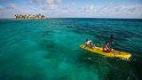 Offenes Meer und Dschungelflüsse: Belize per Kanu und Kajak  Belize ist ein Paradies für Kajak- und Kanu-Fahrten. Auf dem abgelegenen Glover’s Reef Atoll werden mehrtägige Kajak-Touren angeboten. Man paddelt von einer kleinen Insel zur nächsten, schnorchelt an unberührten Riffen und zeltet am Strand unter den Sternen. Das Turneffe Atoll eignet sich mit seinem ruhigen Wasser perfekt für Kajak-Anfänger, die zwischen Mangroven, Riffpassagen und einsamen Stränden paddeln möchten.   Auf dem Mopan River hingegen führen entspannte Kajak-Touren durch das Herz des Dschungels, vorbei an alten Maya-Stätten wie Xunantunich, an Hängebrücken, kleinen Wasserfällen und dösenden Leguanen auf den Felsen.   Der Macal River ist der Fluss für Natur- und Vogelbeobachtung. Die Route führt durch den üppigen Regenwald von San Ignacio, entlang an riesigen Ceiba-Bäumen und durch mystische Nebelschwaden. In der Barton Creek Cave geht es per Kanu tief in eine mystische Maya-Höhle, vorbei an Stalaktiten und alten Opferstätten. 