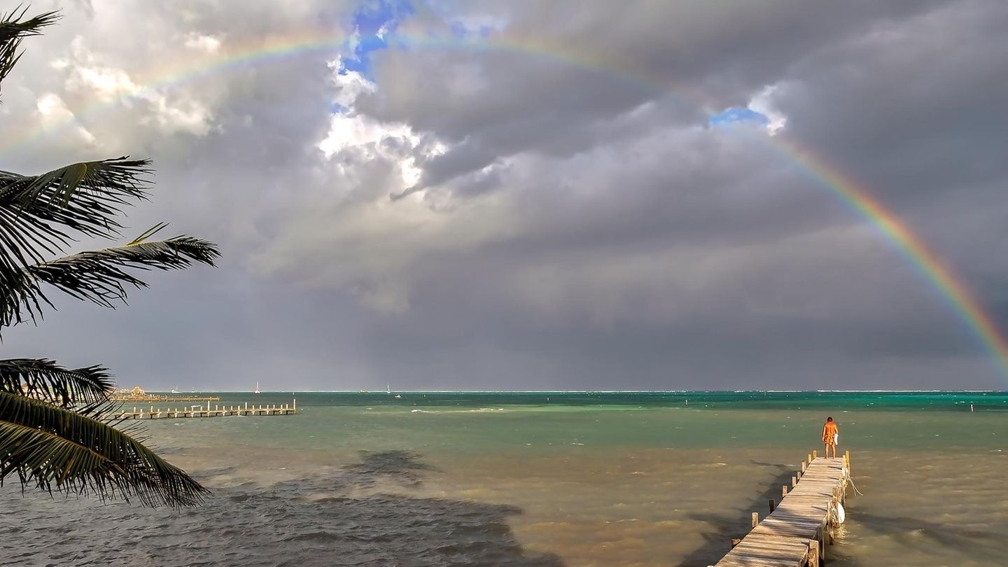 Traumziel Belize: Preistipp: Belize in der Randsaison Die Regenzeit von Juni bis Oktober bringt höhere Luftfeuchtigkeit und häufige, aber meist kurze Schauer mit sich. Dennoch kann sich eine Reise in dieser Zeit lohnen, da es weniger Touristen gibt und viele Unterkünfte günstigere Preise bieten. Besonders Mai und Juni gelten als Geheimtipp für Reisende, die gutes Wetter und günstigere Konditionen kombinieren möchten. Preistipp: Belize in der Randsaison Die Regenzeit von Juni bis Oktober bringt höhere Luftfeuchtigkeit und häufige, aber meist kurze Schauer mit sich. Dennoch kann sich eine Reise in dieser Zeit lohnen, da es weniger Touristen gibt und viele Unterkünfte günstigere Preise bieten. Besonders Mai und Juni gelten als Geheimtipp für Reisende, die gutes Wetter und günstigere Konditionen kombinieren möchten.