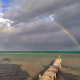 Preistipp: Belize in der Randsaison  Die Regenzeit von Juni bis Oktober bringt höhere Luftfeuchtigkeit und häufige, aber meist kurze Schauer mit sich. Dennoch kann sich eine Reise in dieser Zeit lohnen, da es weniger Touristen gibt und viele Unterkünfte günstigere Preise bieten. Besonders Mai und Juni gelten als Geheimtipp für Reisende, die gutes Wetter und günstigere Konditionen kombinieren möchten. 