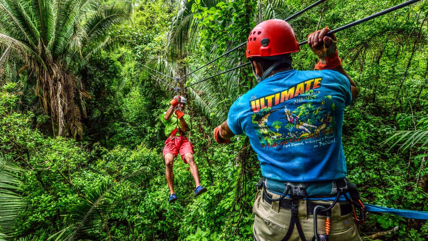 Beste Reisezeiten in Belize  In Belize gibt es zwei Jahreszeiten: die Trockenzeit und die Regenzeit. Die beste Reisezeit erstreckt sich von November bis Mai. In diesen Monaten liegen die Temperaturen meist zwischen 25 und 32°Celsius, bei seltenen Niederschlägen.   Tauchen und Schnorcheln sind in Belize ganzjährig möglich, doch von März bis Juni bieten sich die besten Bedingungen mit klarem Wasser und ruhiger See. Ein besonderes Highlight erwartet Walhai-Fans zwischen April und Juni, wenn diese majestätischen Tiere während des Vollmonds vor Placencia gesichtet werden können.  Für Abenteuer im Dschungel wie das ZipLining oder Besuche der beeindruckenden Maya-Ruinen sind die trockenen Monate von Dezember bis April am besten geeignet, da die Wege nicht rutschig sind und es weniger Mücken gibt. 