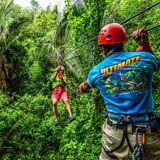 Beste Reisezeiten in Belize  In Belize gibt es zwei Jahreszeiten: die Trockenzeit und die Regenzeit. Die beste Reisezeit erstreckt sich von November bis Mai. In diesen Monaten liegen die Temperaturen meist zwischen 25 und 32°Celsius, bei seltenen Niederschlägen.   Tauchen und Schnorcheln sind in Belize ganzjährig möglich, doch von März bis Juni bieten sich die besten Bedingungen mit klarem Wasser und ruhiger See. Ein besonderes Highlight erwartet Walhai-Fans zwischen April und Juni, wenn diese majestätischen Tiere während des Vollmonds vor Placencia gesichtet werden können.  Für Abenteuer im Dschungel wie das ZipLining oder Besuche der beeindruckenden Maya-Ruinen sind die trockenen Monate von Dezember bis April am besten geeignet, da die Wege nicht rutschig sind und es weniger Mücken gibt. 