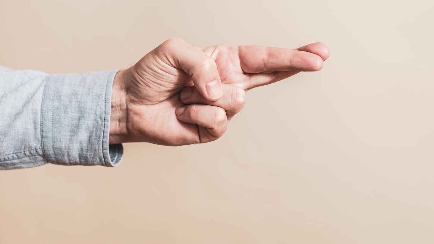 Hand mit gekreuzten Fingern
