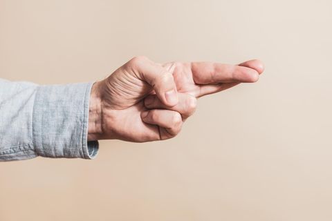 Hand mit gekreuzten Fingern