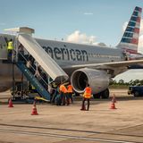Anreise: Wie kommt man nach Belize? Mit Geduld.  Von Deutschland aus fliegen vor allem US-Fluggesellschaften wie Delta Air Lines und American Airlines nach Belize. Auch Flüge der British Airways oder Air Canada werden von den amerikanischen Fluglinien abgewickelt. Von Frankfurt aus ist es mindestens ein Zwischenstopp in den USA oder Kanada bis zum Endflughafen Philip S. W. Goldson in Belize. Die Reisedauer beträgt durchschnittlich 27 Stunden. Die Preise für Hin- und Rückflug liegen zwischen 800 und 1100 Euro. Ein Visum benötigen deutsche Urlauber nicht, hier reicht der Reisepass für eine 30-tägigen Aufenthalt. Die örtliche Einreisebehörde verlängert die Aufenthaltserlaubnis gegen Gebühr um weitere 30 Tage. 