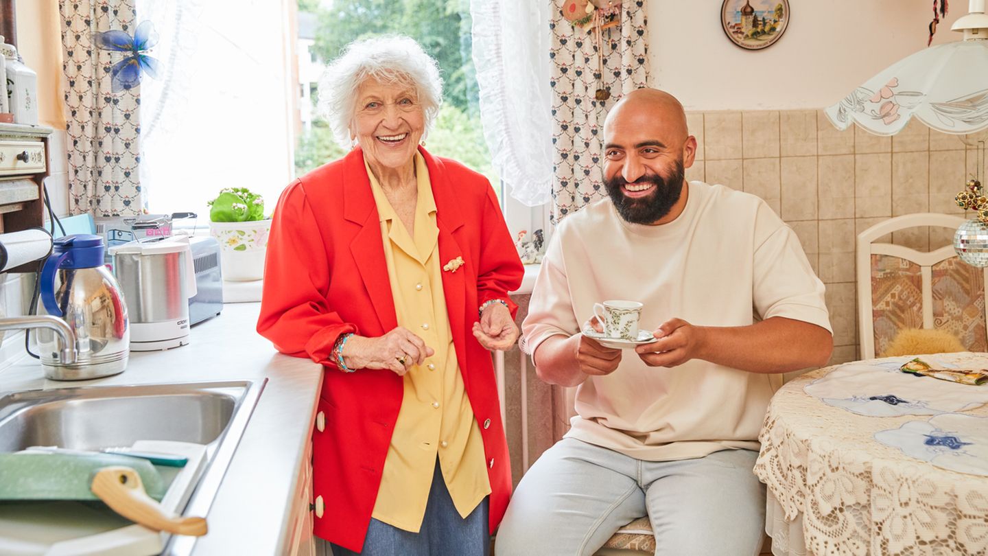 Oma Lotti und Rashid Hamid in der Küche