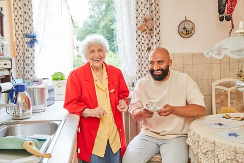Oma Lotti und Rashid Hamid in der Küche