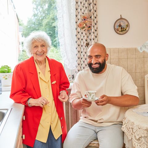 Oma Lotti und Rashid Hamid in der Küche