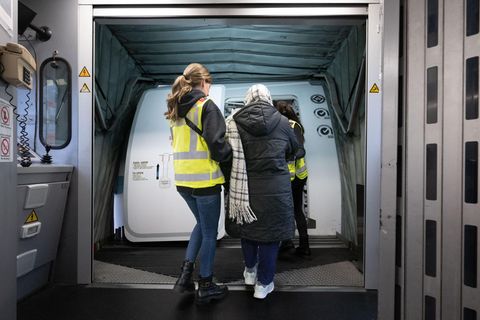 Eine Beamtin der Bundespolizei bringt eine Frau auf einen Abschiebeflug nach Pakistan