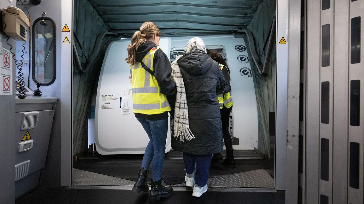 Eine Beamtin der Bundespolizei bringt eine Frau auf einen Abschiebeflug nach Pakistan