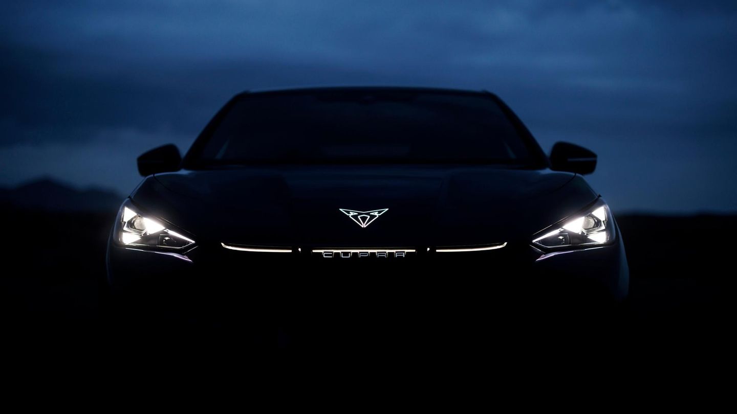 E-Autotest: Schmallippig: Nachts präsentiert sich der Cupra Tavascan wie eine lauernde Großkatze Schmallippig: Nachts präsentiert sich der Cupra Tavascan wie eine lauernde Großkatze