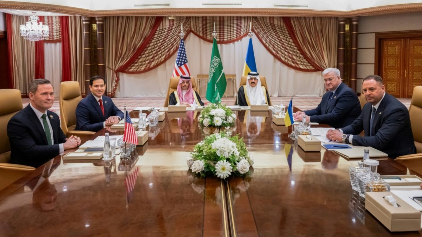 Die Delegationen der USA (l.) und der Ukraine